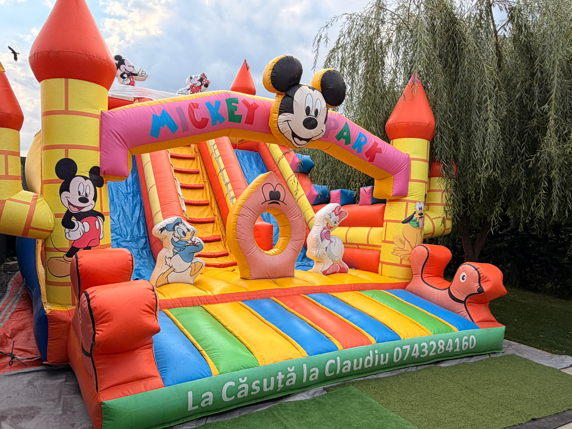 Castel gonflabil Mickey Park cu turnuri și tobogan