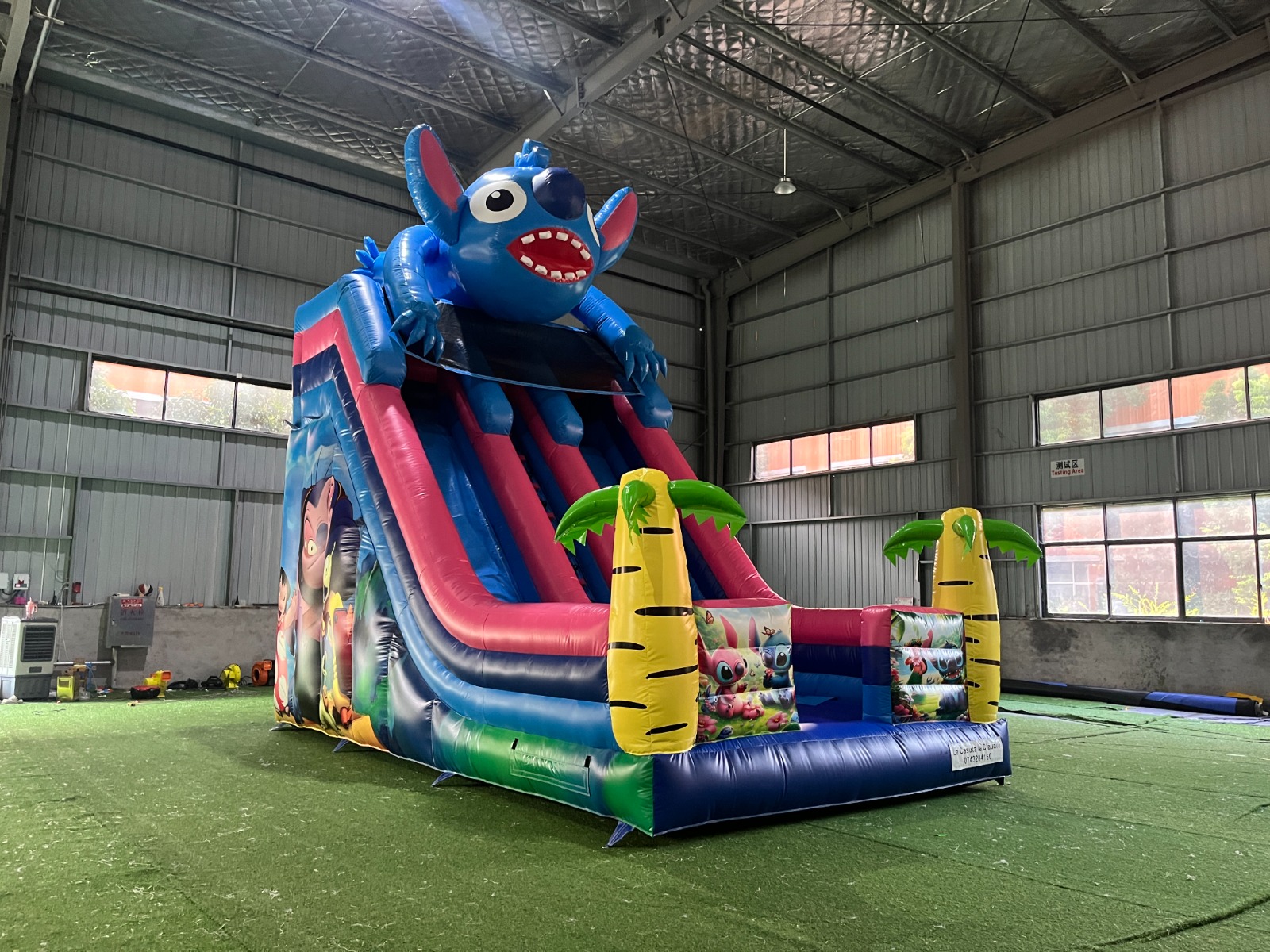 Tobogan gonflabil cu personajul Stitch